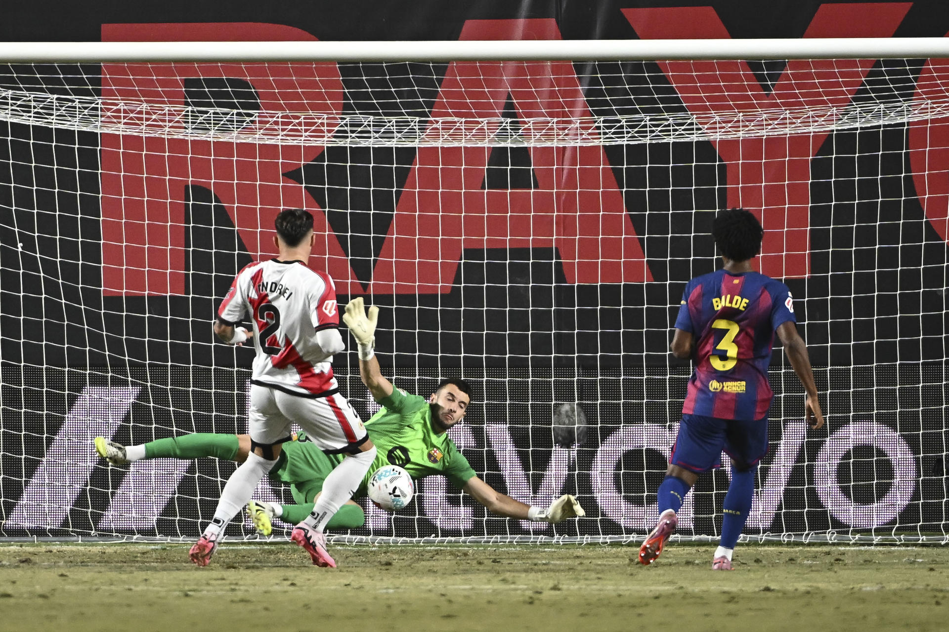 El guardameta del Barcelona Joan García Pons (c) detiene un balón durante el partido de LaLiga entre el Rayo Vallecano y el Barcelona, este domingo en el estadio de Vallecas. EFE/ Fernando Villar