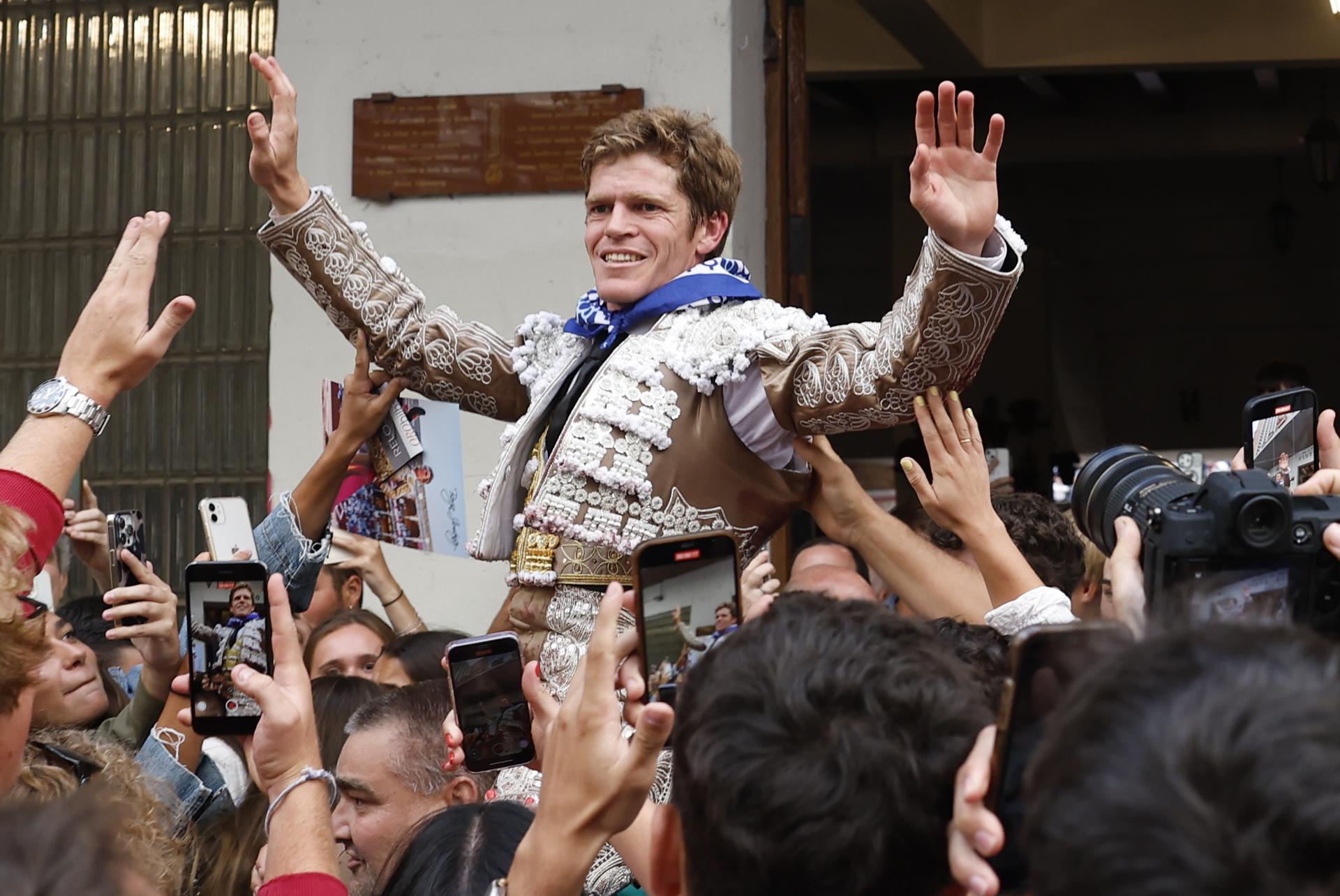 El diestro Borja Jiménez sale a hombros de la Plaza de Toros de Vista Alegre en la tercera de abono de las Corridas Generales de la Aste Nagusia 2025 de Bilbao, en la que ha compartido cartel con el rejoneador Guillermo Hermoso de Mendoza y el torero Emilio de Justo. EFE/ Miguel Toña EFE/ Miguel Toña
