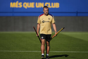 Fotografía de Alejandro García, en la que puede verse en una imagen de archivo del 14 de septiembre de 2024 al entrenador del FC Barcelona, Hansi Flick, durante un entrenamiento en el estadio Johan Cruyff. EFE