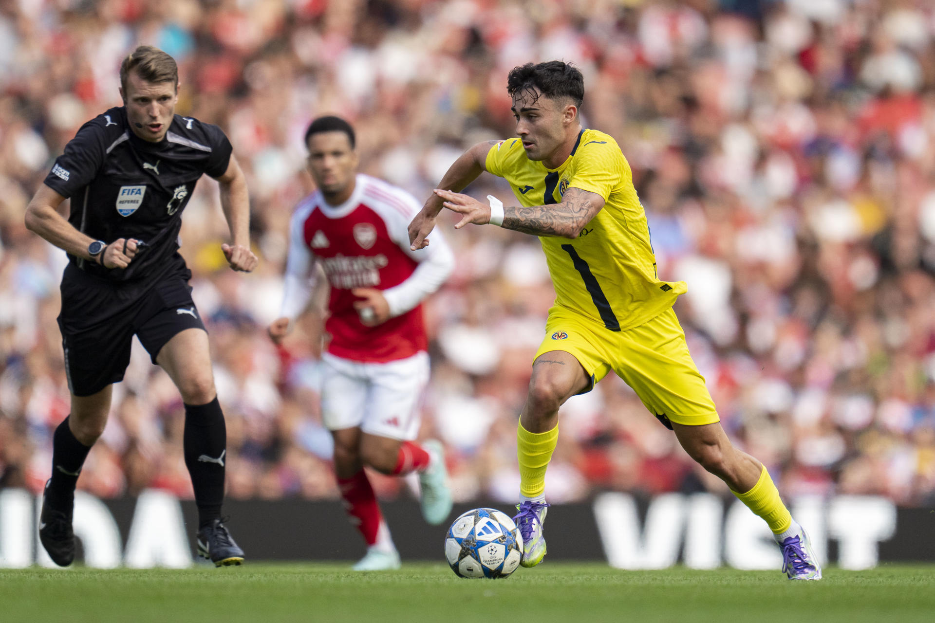 El delantero del Villarreal Alberto Moleiro se escapa con el balón durante el partido amistoso que Arsenal FC y Villarreal CF juegan hoy miércoles en Londres. El Villarreal amargó la fiesta del Arsenal, que disputó su primer partido de pretemporada en su estadio, al conquistar el Emirates Arena por 2-3 gracias a los tantos de Pepé y de Gueye en la primera mitad y de Danjuma en la segunda. EFE/Villarreal CF/Pau Bellido SÓLO USO EDITORIAL/SÓLO DISPONIBLE PARA ILUSTRAR LA NOTICIA QUE ACOMPAÑA (CRÉDITO OBLIGATORIO)
