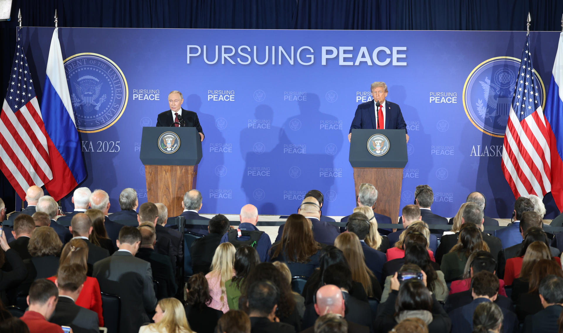 El presidente de Rusia, Vladimir Putin (i), al intervenir este viernes, 15 de agosto, durante una declaración conjunta con su homólogo de Estados Unidos, Donald Trump (d), al final de su encuentro "Persiguiendo la Paz", en Anchorage (Alaska, EE.UU.). EFE/Octavio Guzmán