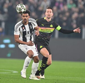 Renato Veiga en accón ante Luuk de Jong. EFE/EPA/ALESSANDRO DI MARCO/Archivo