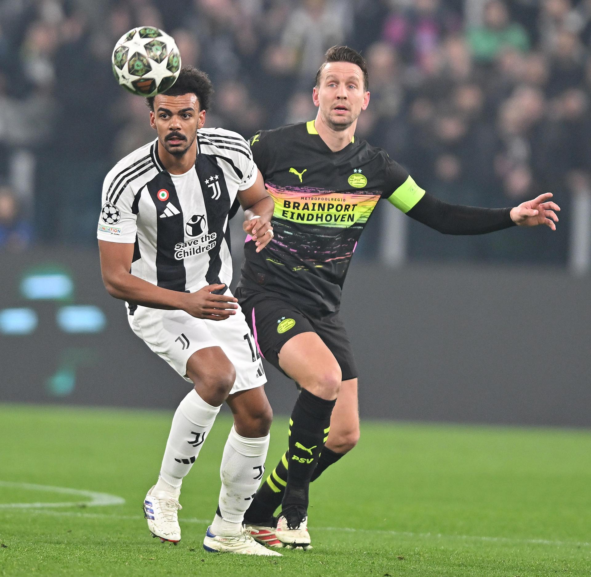 Renato Veiga en accón ante Luuk de Jong. EFE/EPA/ALESSANDRO DI MARCO/Archivo