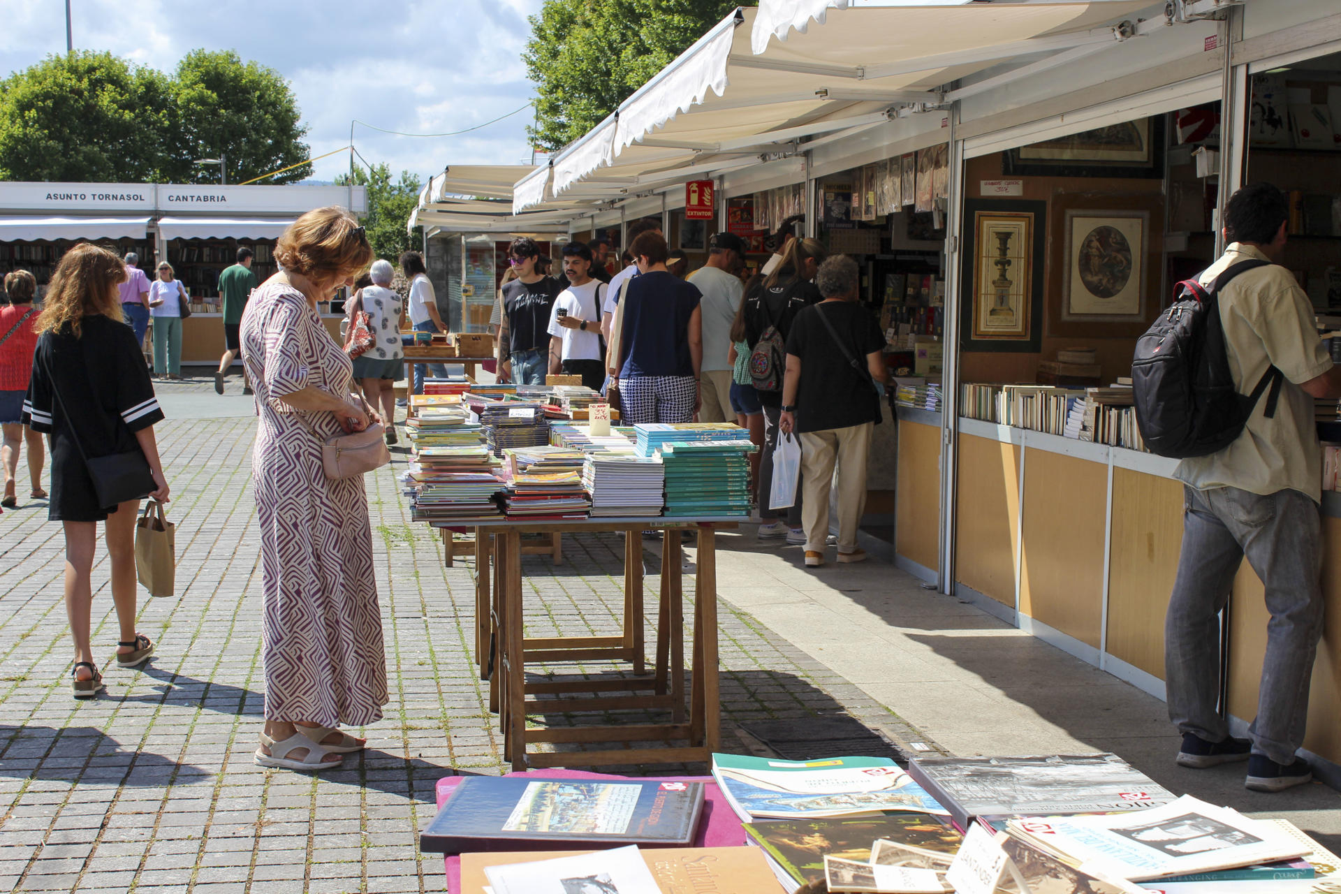 Vista de la Feria del Libro Viejo de Santander 2025, que ha sido inaugurada este sábado y estará en la Plaza Alfonso XIII hasta el 17 de agosto.. EFE/Eva García