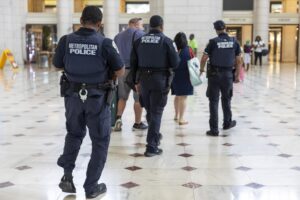 Oficiales del Departamento de Policía Metropolitana Federalizada patrullan la estación Union en Washington D. C., EE. UU. EFE/SHAWN THEW