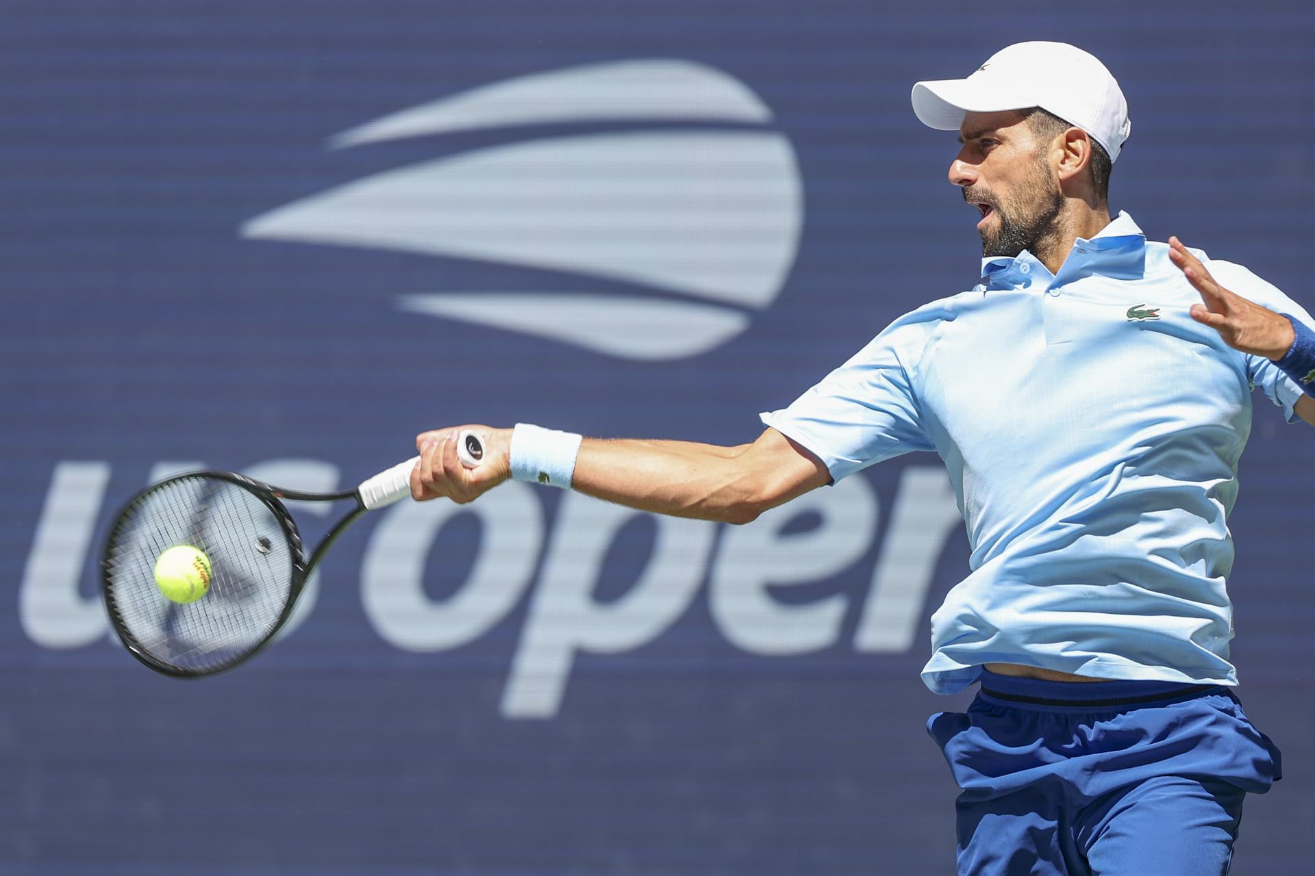 Novak Djokovic avanzó a la tercera ronda del Abierto de Estados Unidos. EFE/EPA/SARAH YENESEL