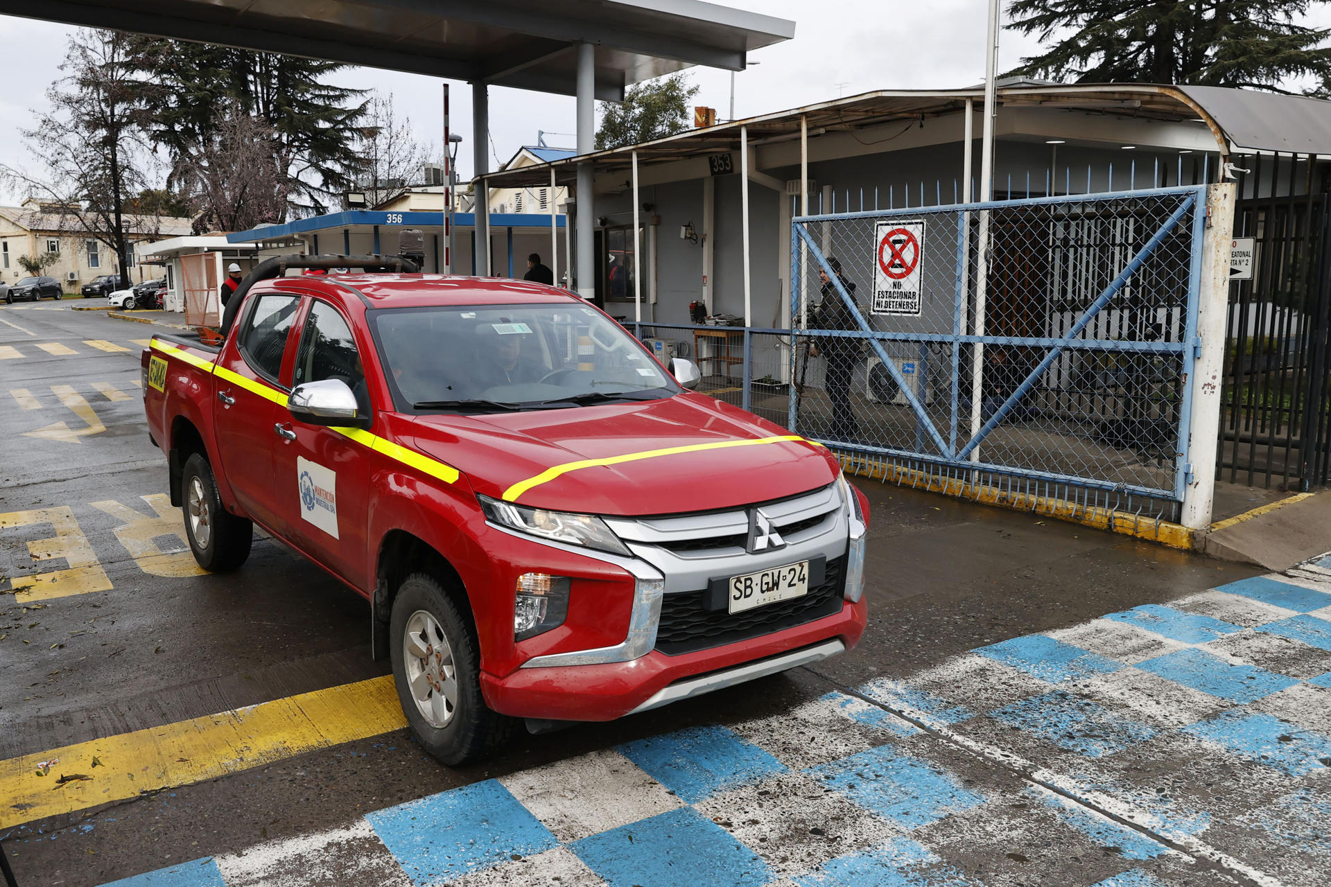 Un vehículo ingresa a las oficinas centrales de la División El Teniente este 2 de agosto de 2025, en Rancagua (Chile).EFE/ Elvis González
