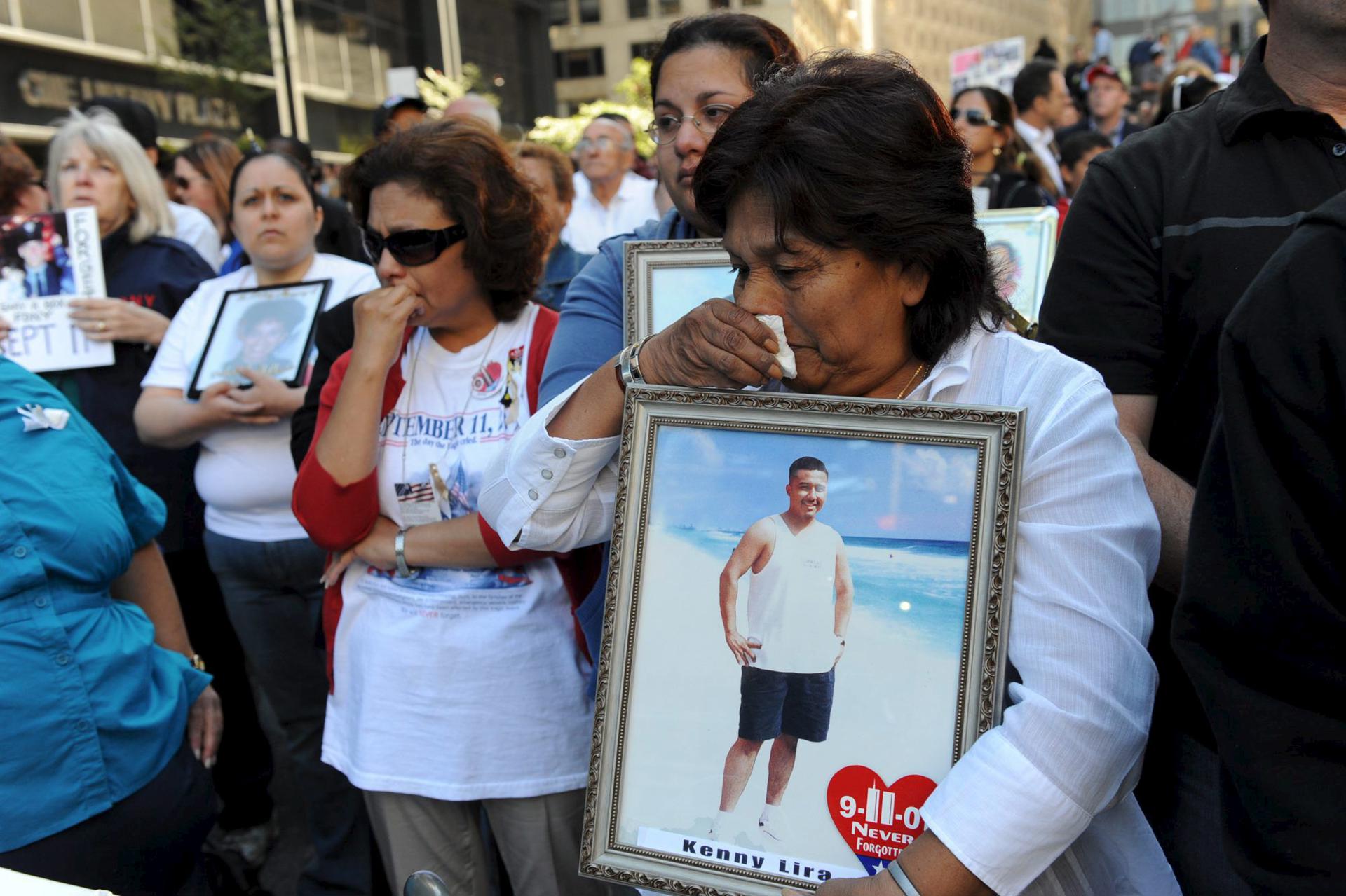 Fotografía de archivo de familiares de las víctimas mortales de los atentados terroristas del 11 de septiembre de 2001 en Nueva York (NY, EE.UU.). EFE/David Handschuh/Pool