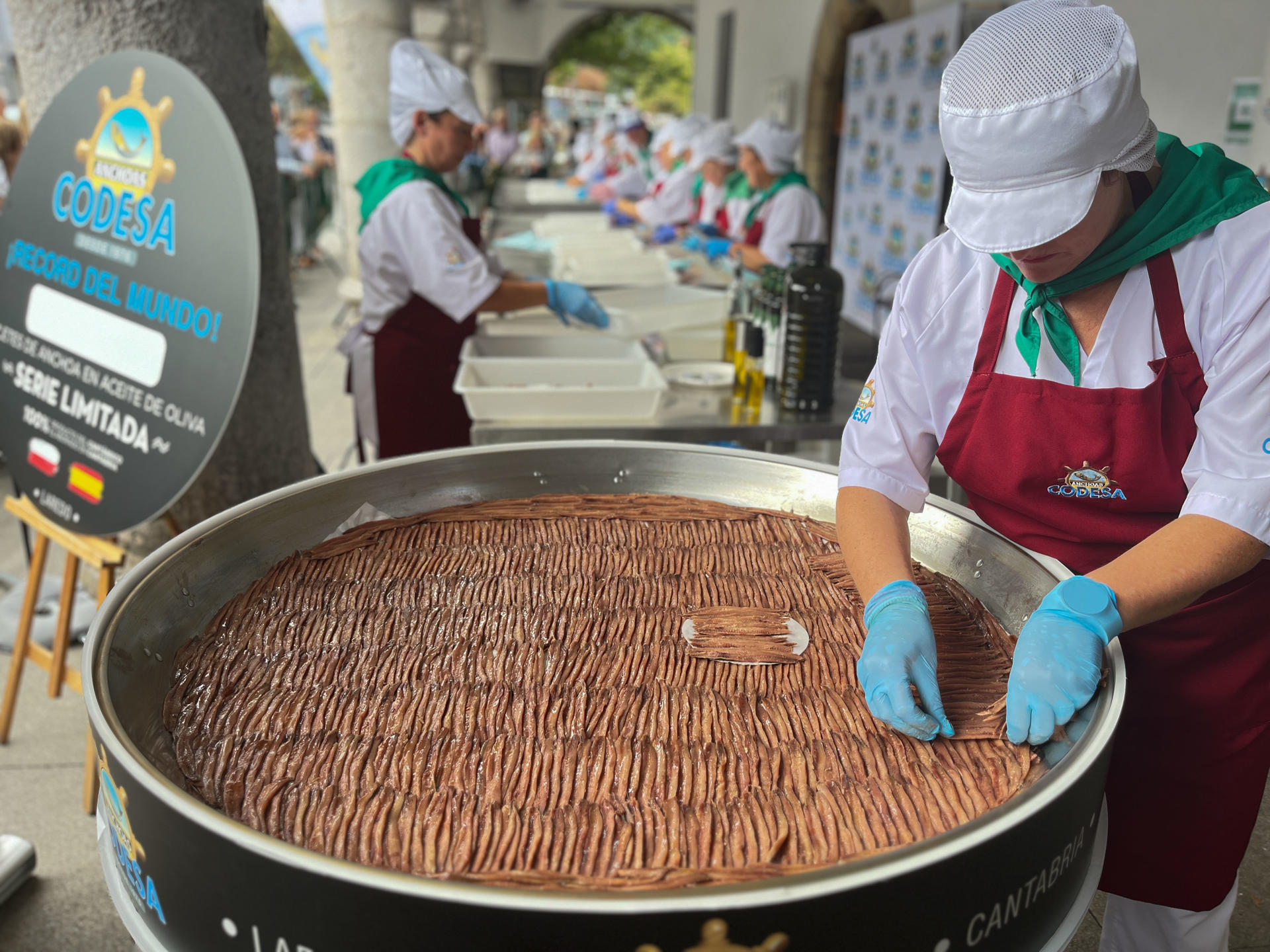 En Laredo, se ha culminado este viernes el reto de elaborar la lata de conservas más grande del mundo, con 3.232 anchoas confeccionadas bajo los cánones tradicionales, para dar visibilidad tanto al valor artesanal como a uno de los activos gastronómicos estrella del municipio y de Cantabria. EFE/ Miguel Ramos