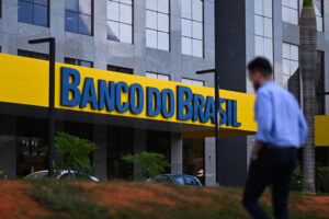Un hombre camina frente al edificio de la sede del Banco do Brasil, en BrasIlia (Brasil), en una fotografía de archivo. EFE/ André Borges