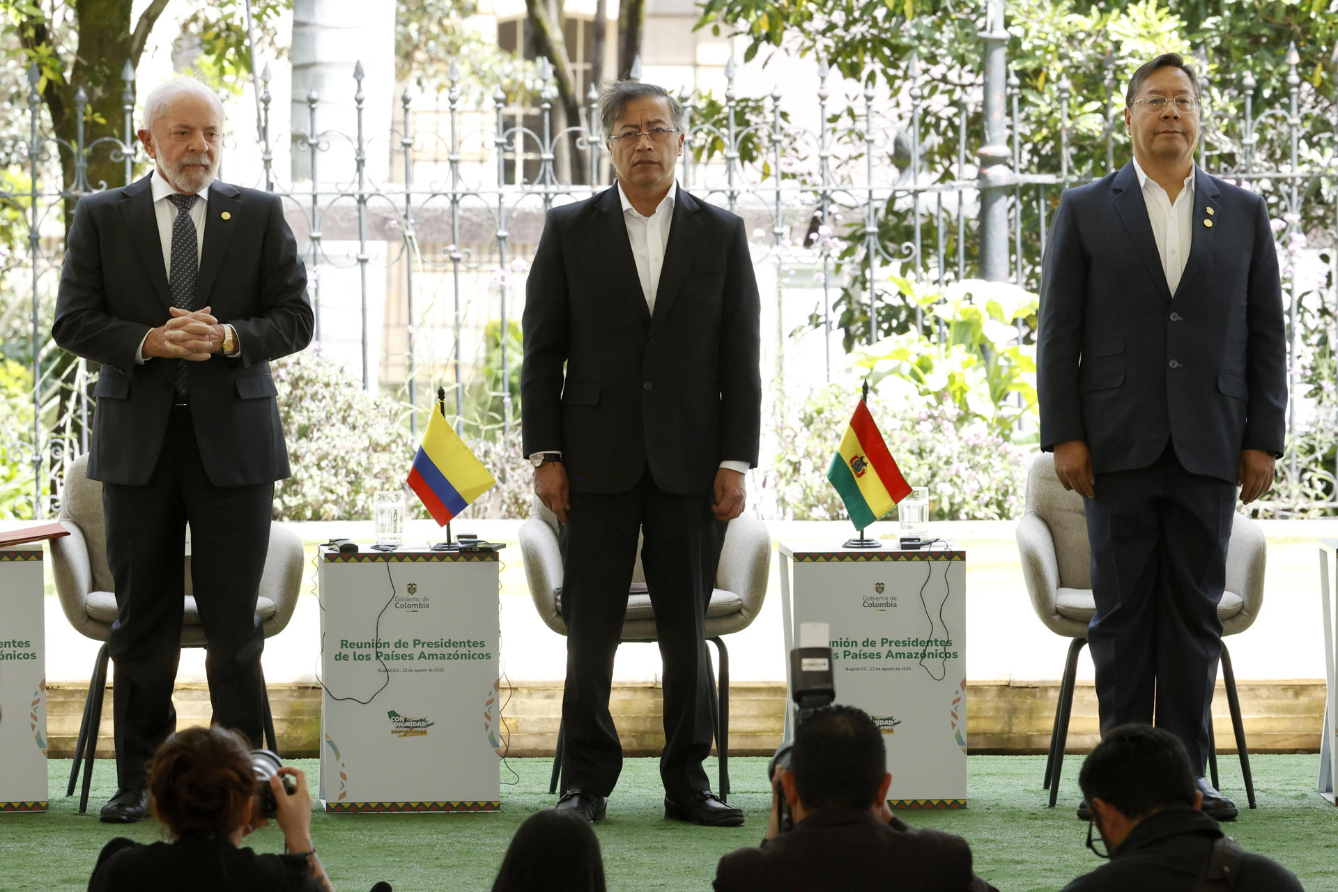 El presidente de Colombia, Gustavo Petro (c), el presidente de Brasil, Luiz Inácio Lula da Silva (i), y el presidente de Bolivia, Luis Arce, asisten a la V Cumbre de Países Amazónicos este viernes, en Bogotá (Colombia). EFE/ Mauricio Dueñas Castañeda