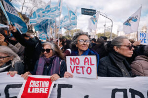 Personas participan en una manifestación contra el veto del presidente de Argentina, Javier Milei, a la ley de discapacidad este miércoles, frente al Congreso Nacional en Buenos Aires (Argentina). EFE/ Juan Ignacio Roncoroni