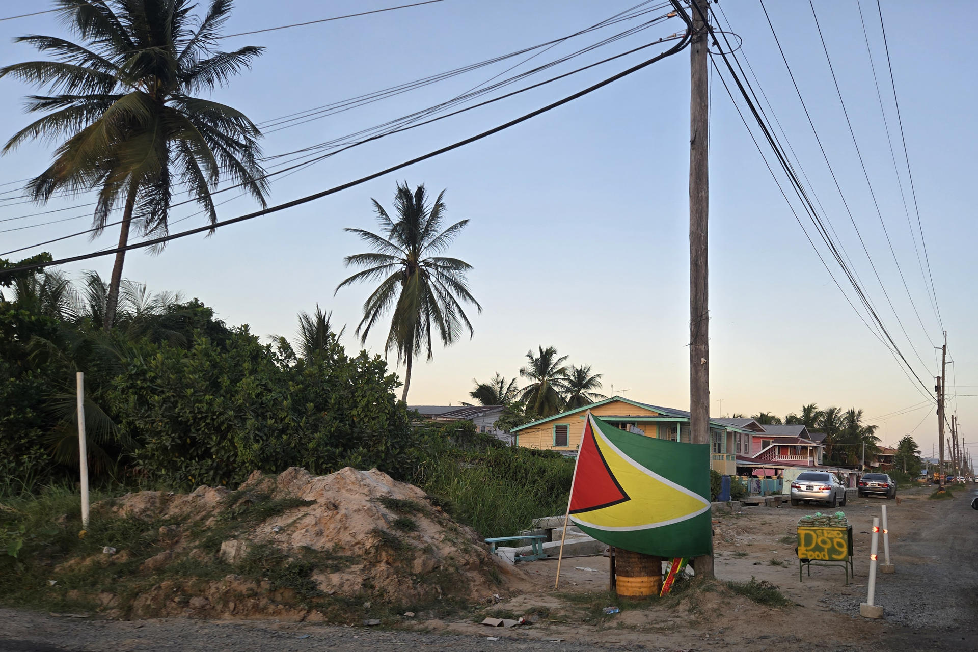 Fotografía donde se observa un bandera guyanesa en Georgetown (Guyana). EFE/ Nazima Raghubir