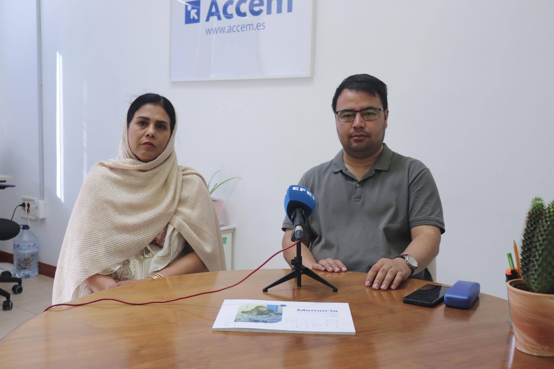 Juma Khan y Nasima (iz.) son un matrimonio afgano residente actualmente en Cáceres tras huir de su país al llegar los talibanes al poder en agosto de 2021. EFE/Vicente M. Roso