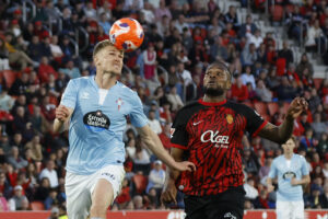 El defensa sueco del Celta Carl Starfelt (izda) en el estadio de Son Moix, en Palma en foto de archivo de CATI CLADERA. EFE