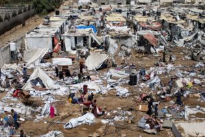 Palestinos desplazados inspeccionan tiendas destruidas después de un ataque israelí en el campamento de Al-Manasrah, que albergaba a más de 200 familias en Deir al-Balah, franja de Gaza central, 21 de agosto de 2025. EFE/EPA/HAITHAM IMAD