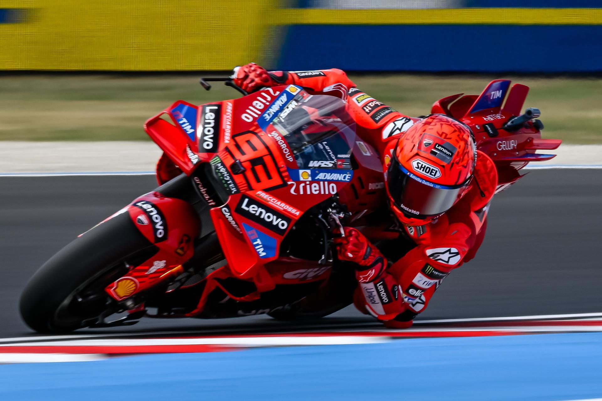 El piloto español Marc Márquez, de Ducati Lenovo, en acción durante la primera sesión de entrenamientos libres del Gran Premio de Motociclismo de Hungría en el circuito Balaton Park de Balatonfokajar, Hungría, el 22 de agosto de 2025. (Motociclismo, Hungría, España) EFE/EPA/Tamas Vasvari