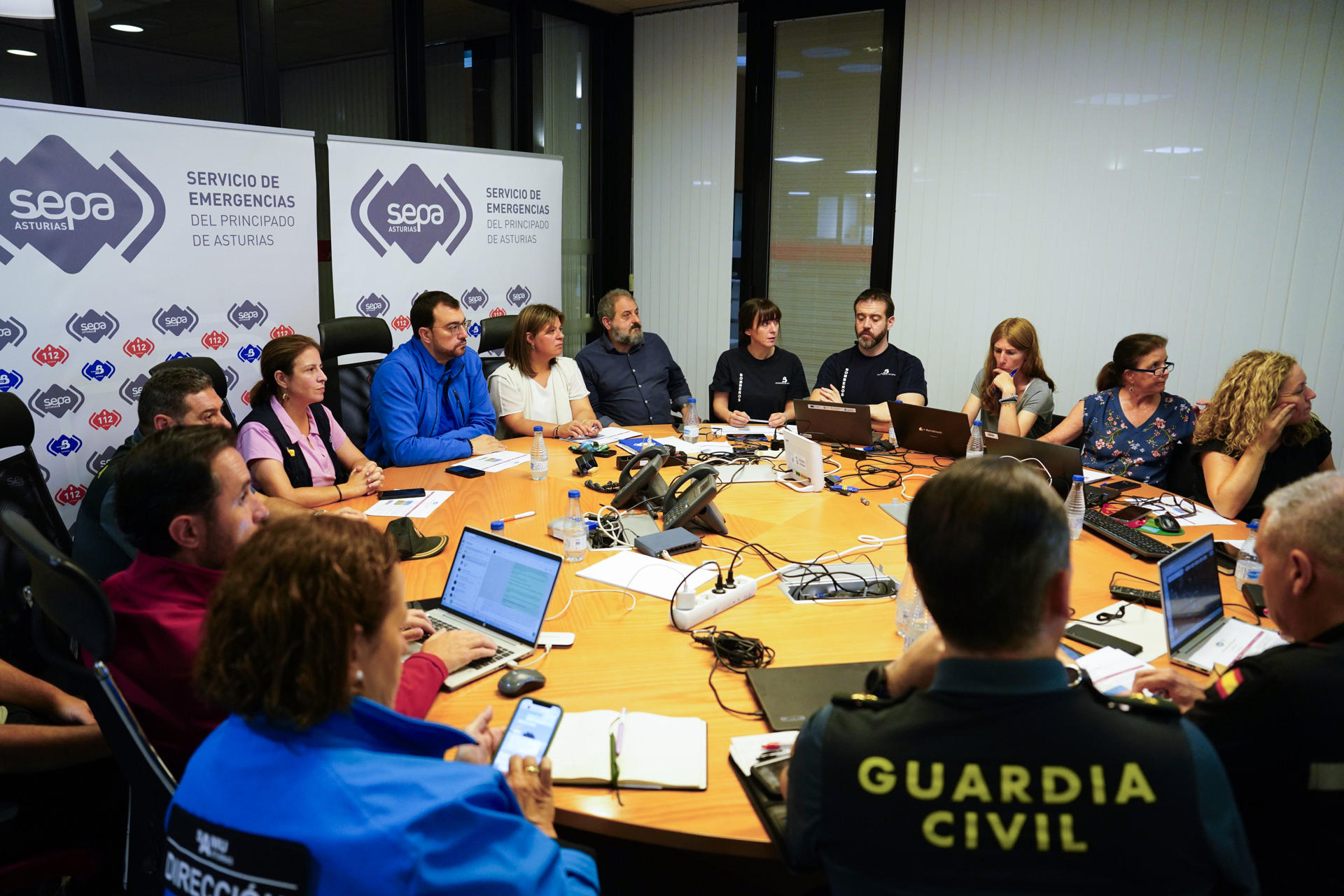 LEl presidente del Principado de Asturias, Adrián Barbón (2i), junto a la delegada del gobierno Adriana Lastra (i) y la vicepresidenta Gimena Llamedo (3i) en la sede del 112 durante la reunión del Centro de Coordinación Operativa Integrado (Cecopi) que evalúa la situación de los incendios forestales, este miércoles. EFE/Paco Paredes