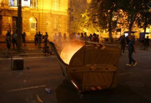 Manifestantes junto a un contenedor de basura volcado durante una protesta antigubernamental en Belgrado, el 18 de agosto de 2025. EFE/EPA/ANDREJ CUKIC