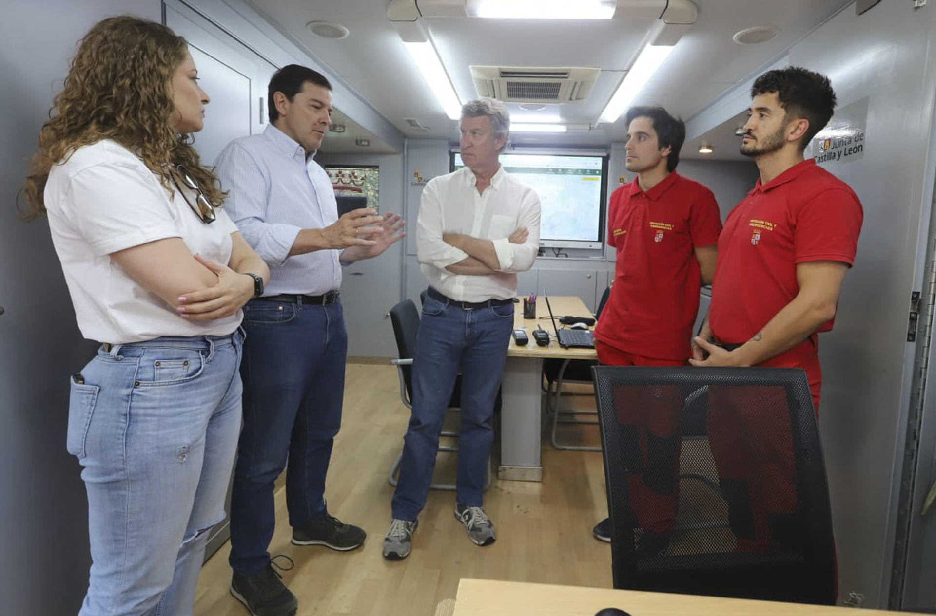 El líder del PP, Alberto Núñez Feijóo (c), visita este viernes, acompañado del presidente de la Junta de Castilla y León, Alfonso Fernández Mañueco (2i), el puesto de mando avanzado de Palacios del Sil, en León. EFE/Ana F. Barredo
