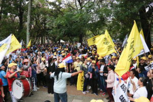 Personas asisten a una manifestación convocada por la Federación de Educadores del Paraguay (FEP) este martes, en Asunción (Paraguay). EFE/ Nina Osorio