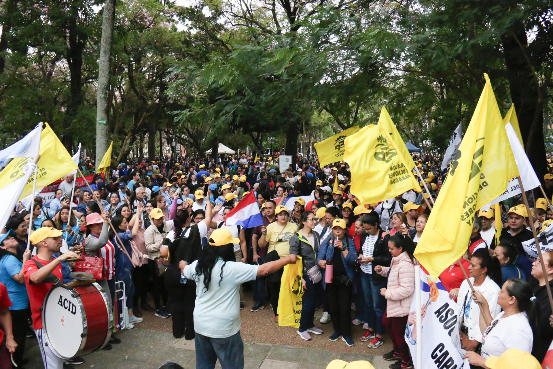Personas asisten a una manifestación convocada por la Federación de Educadores del Paraguay (FEP) este martes, en Asunción (Paraguay). EFE/ Nina Osorio