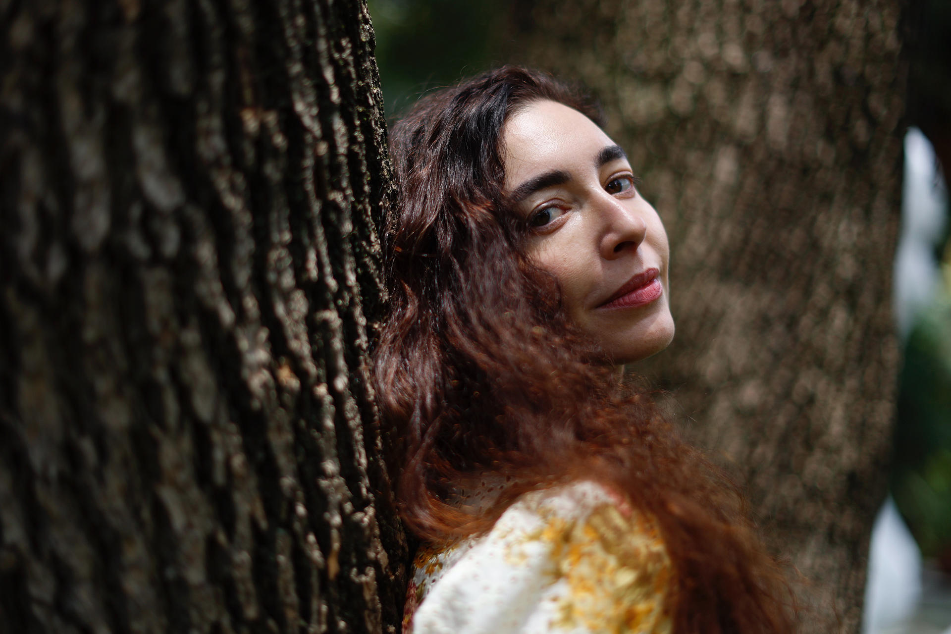 La escritora Uruguaya Fernanda Trías, posa al final de una entrevista con EFE este sábado, en la Ciudad de México (México). EFE/Sáshenka Gutiérrez