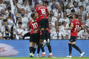 Los jugadores del Mallorca celebran su primer gol durante el partido de LaLiga entre el Real Madrid y el Mallorca, en el estadio Santiago Bernabéu. EFE/ Chema Moya