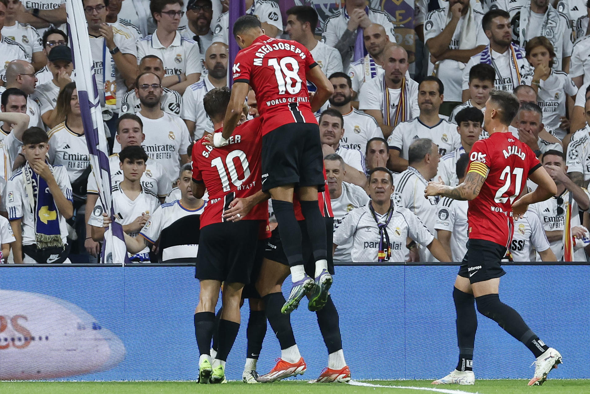 Los jugadores del Mallorca celebran su primer gol durante el partido de LaLiga entre el Real Madrid y el Mallorca, en el estadio Santiago Bernabéu. EFE/ Chema Moya
