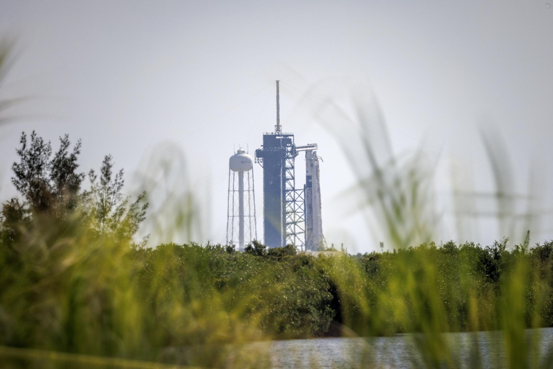 Fotografía de la nave espacial SpaceX Dragon en un cohete Falcon 9, que transporta la misión NASA Crew-11. EFE/Cristóbal Herrera-Ulashkevich