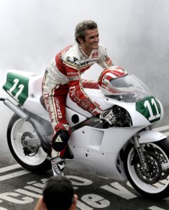 Foto de archivo del 22/08/2010 del ex subcampeón del mundo de 250 cc, Joan Garriga, sobre una moto del 51 Gran Premio de Velocidad disputado en el circuito urbano de La Bañeza, de la que fue padrino. EFE/J. Casares