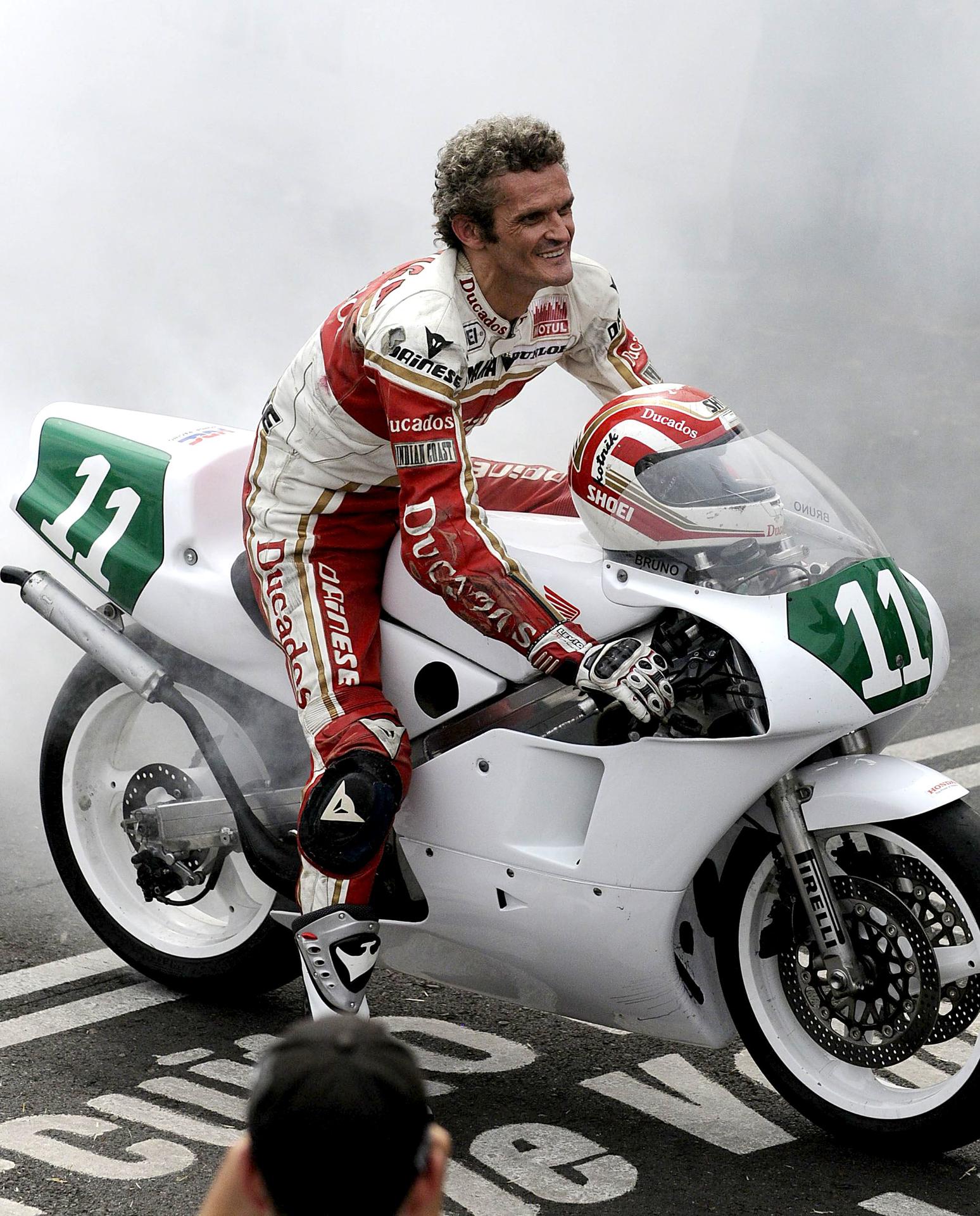 Foto de archivo del 22/08/2010 del ex subcampeón del mundo de 250 cc, Joan Garriga, sobre una moto del 51 Gran Premio de Velocidad disputado en el circuito urbano de La Bañeza, de la que fue padrino. EFE/J. Casares