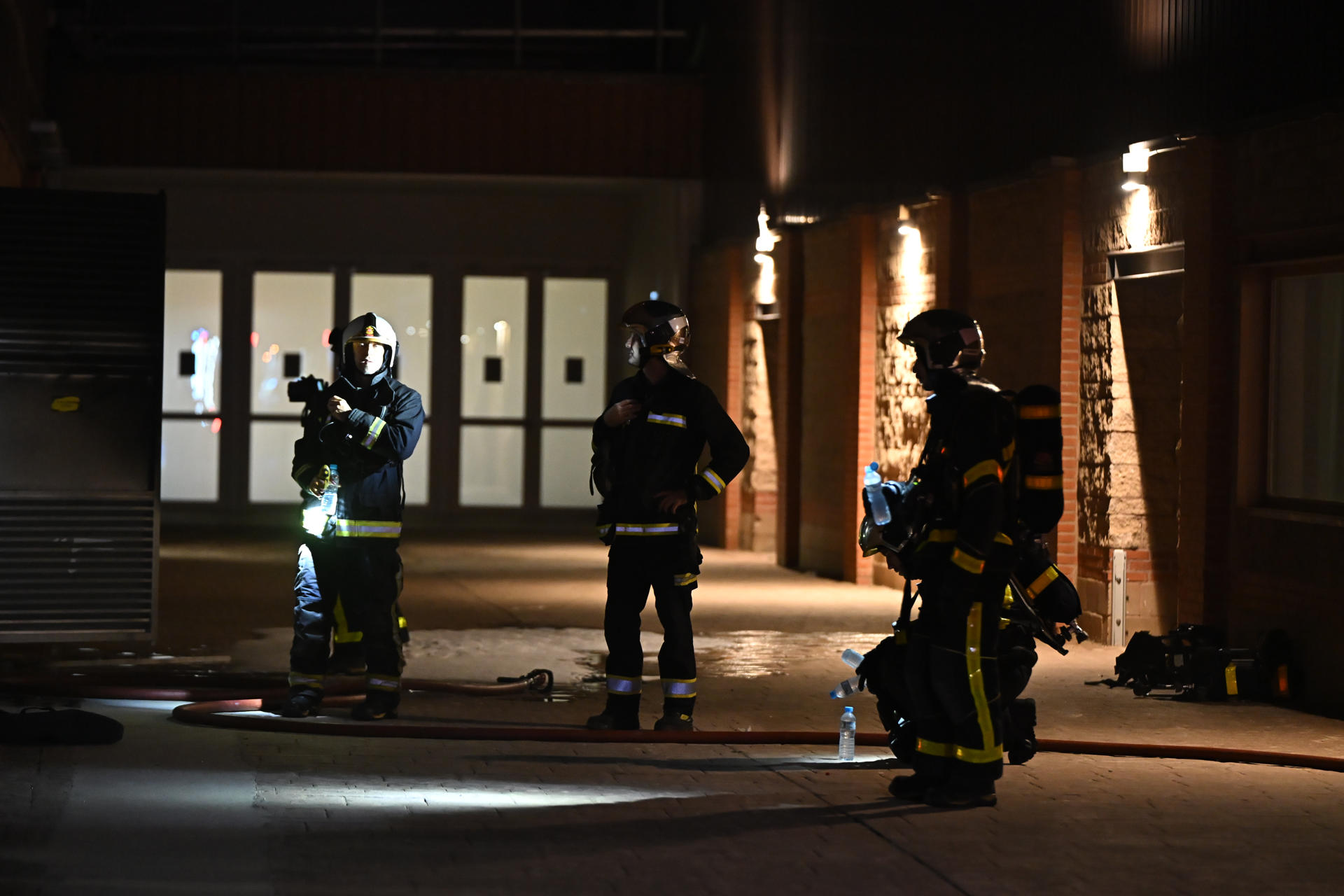 Efectivos de Bomberos en labores de extinción de un incendio que ha obligado a evacuar el centro comercial Parque Corredor, este jueves en Torrejón de Ardoz, Madrid. EFE/ Fernando Villar