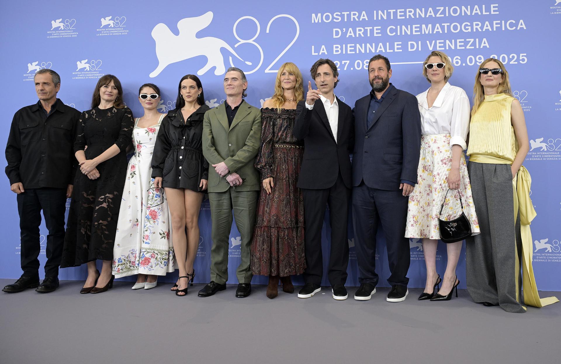 El director estadounidense Noah Baumbach (4-R) posa con los miembros del elenco en una sesión de fotos para 'Jan Kelly' durante el 82º Festival Internacional de Cine de Venecia, en Venecia, Italia, 28 de agosto de 2025. El festival de cine se lleva a cabo del 27 de agosto al 06 de septiembre de 2025. (Cine, Cine, Italia, Venecia) EFE/EPA/RICCARDO ANTIMIANI