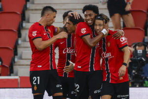 El delantero japonés del Mallorca Takuma Asano (d) celebra el primer gol de su equipo durante el partido del Trofeo Ciudad de Palma entre el Mallorca y el Hamburgo, este sábado en Palma. EFE/CATI CLADERA