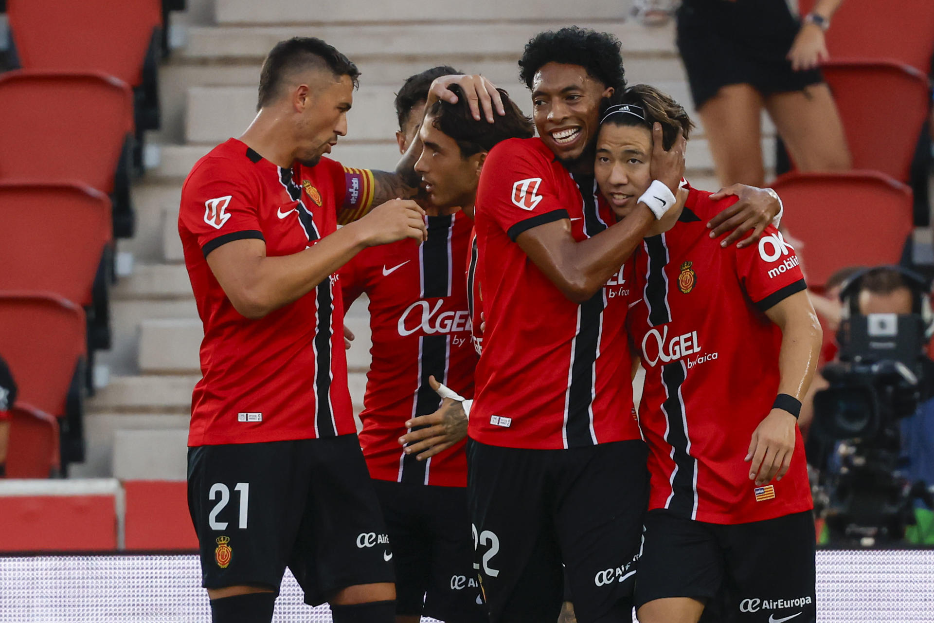 El delantero japonés del Mallorca Takuma Asano (d) celebra el primer gol de su equipo durante el partido del Trofeo Ciudad de Palma entre el Mallorca y el Hamburgo, este sábado en Palma. EFE/CATI CLADERA