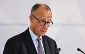 El canciller alemán Friedrich Merz habla durante una ceremonia del '75º aniversario de la Carta de los Expulsados Alemanes - Día de la Patria 2025' en Stuttgart, Alemania, 05 de agosto de 2025. (Alemania) EFE/EPA/RONALD WITTEK