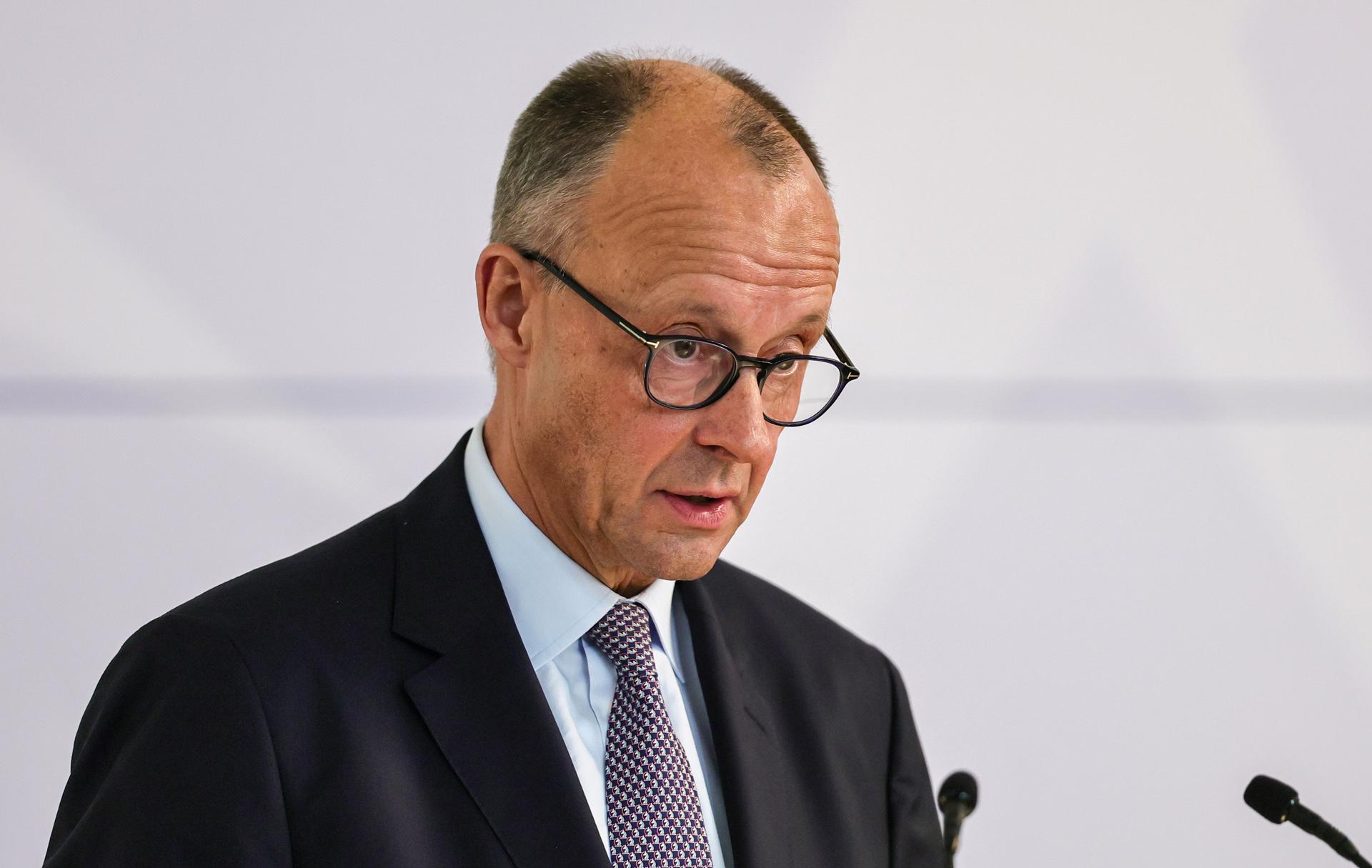 El canciller alemán Friedrich Merz habla durante una ceremonia del '75º aniversario de la Carta de los Expulsados Alemanes - Día de la Patria 2025' en Stuttgart, Alemania, 05 de agosto de 2025. (Alemania) EFE/EPA/RONALD WITTEK