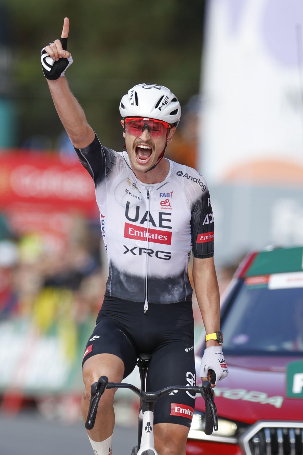 El ciclista australiano Jay Vine, del UAE Team Emirates XRG, celebra la victoria en la sexta etapa de La Vuelta a España, este jueves, en la primera etapa de montaña con un recorrido de 171 kilómetros entre Olot (Girona) y Pal (Andorra). EFE/ Javier Lizón