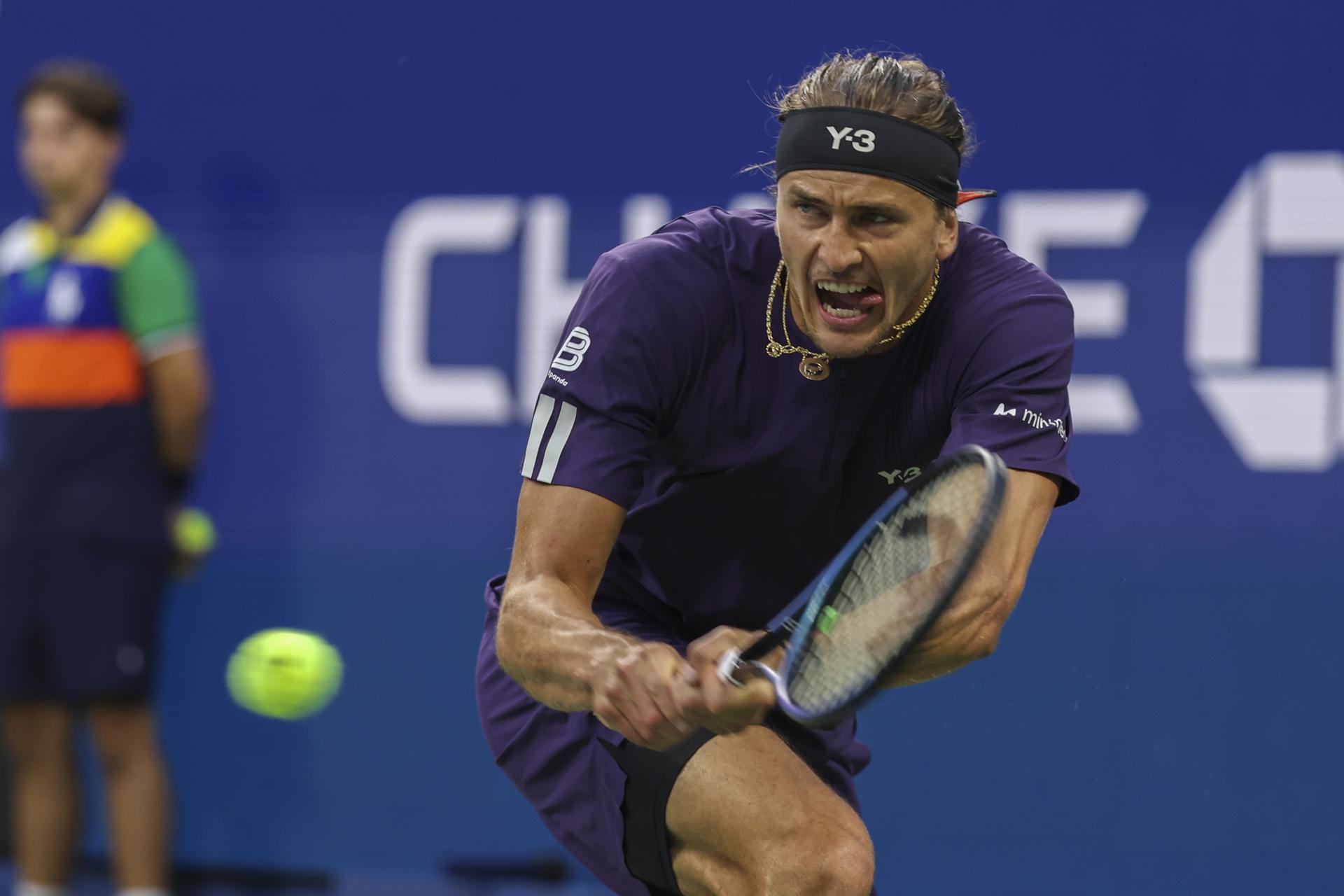 El alemán Alexander Zverev avanzó este jueves a la tercera ronda del Abierto de Estados Unidos. EFE/EPA/SARAH YENESEL