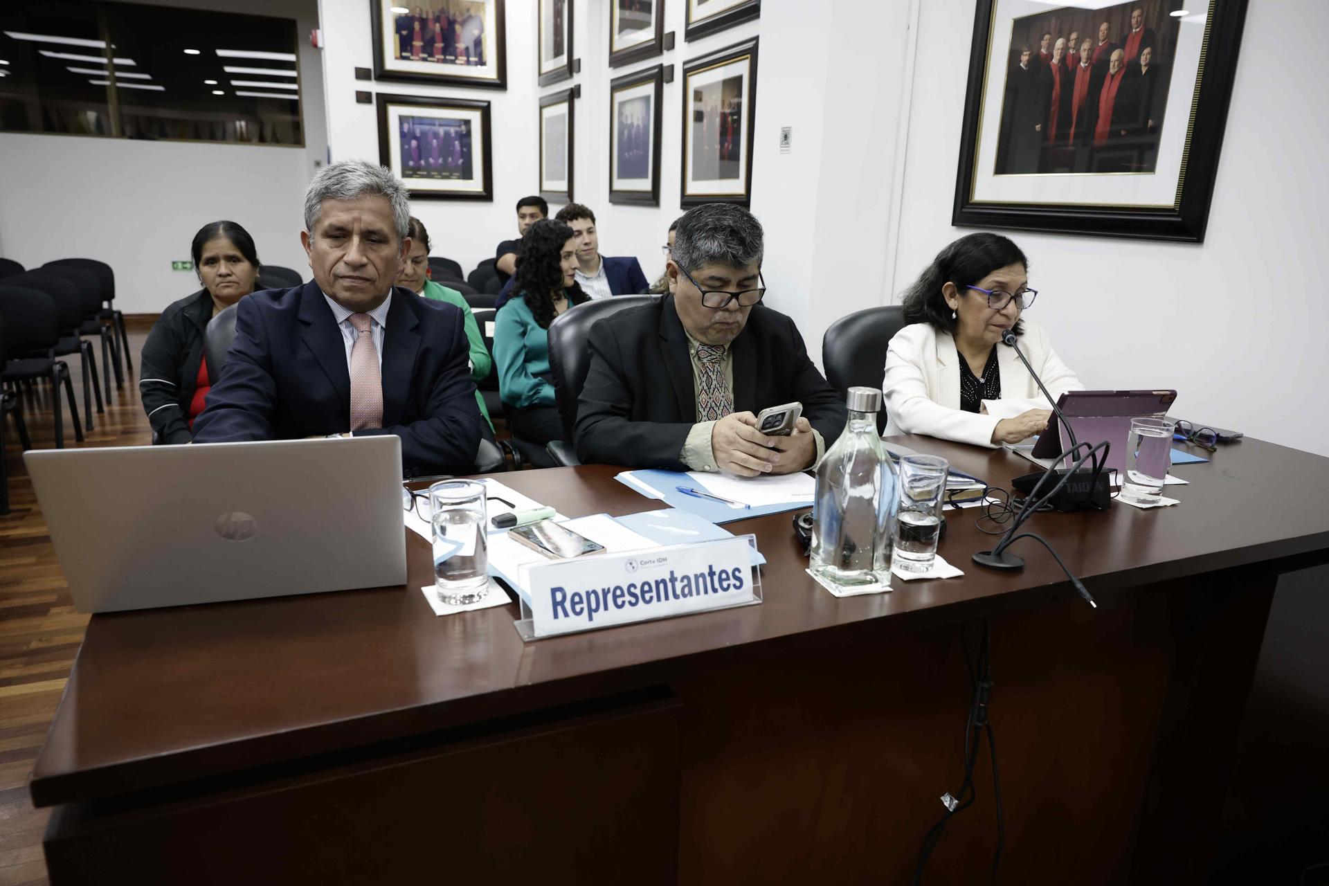 Los Defensores de víctimas Carlos Rivera (i), David Velasco (c) y Gloria Cano asisten a una audiencia ante la Corte Interamericana de Derechos Humanos (Corte IDH) este jueves, en San José (Costa Rica). EFE/ Jeffrey Arguedas