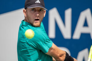 El español Alejandro Davidovich se clasificó este viernes para los octavos de final del ATP 1000 de Toronto al imponerse en dos sets al checo Jakub Mensik. EFE/ Julio César Rivas