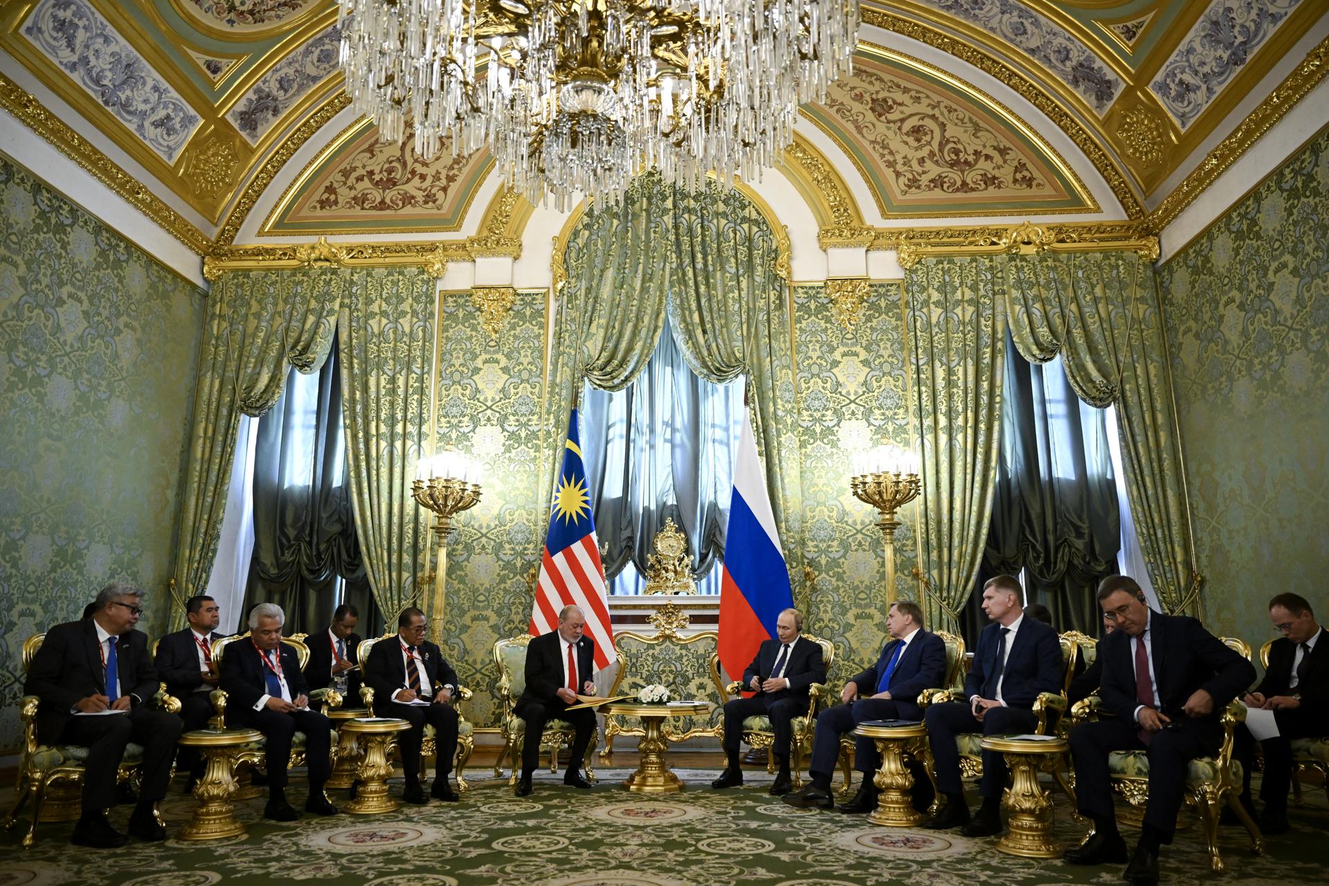 El presidente ruso, Vladimir Putin (der.), se reúne con el rey de Malasia, Sultán Ibrahim (izq.), en el Kremlin en Moscú, Rusia, el 6 de agosto de 2025. Sultán Ibrahim se encuentra en su visita de estado de cinco días a Rusia.(Malasia, Rusia, Moscú) EFE/EPA/ALEXANDER NEMENOV / AFP POOL