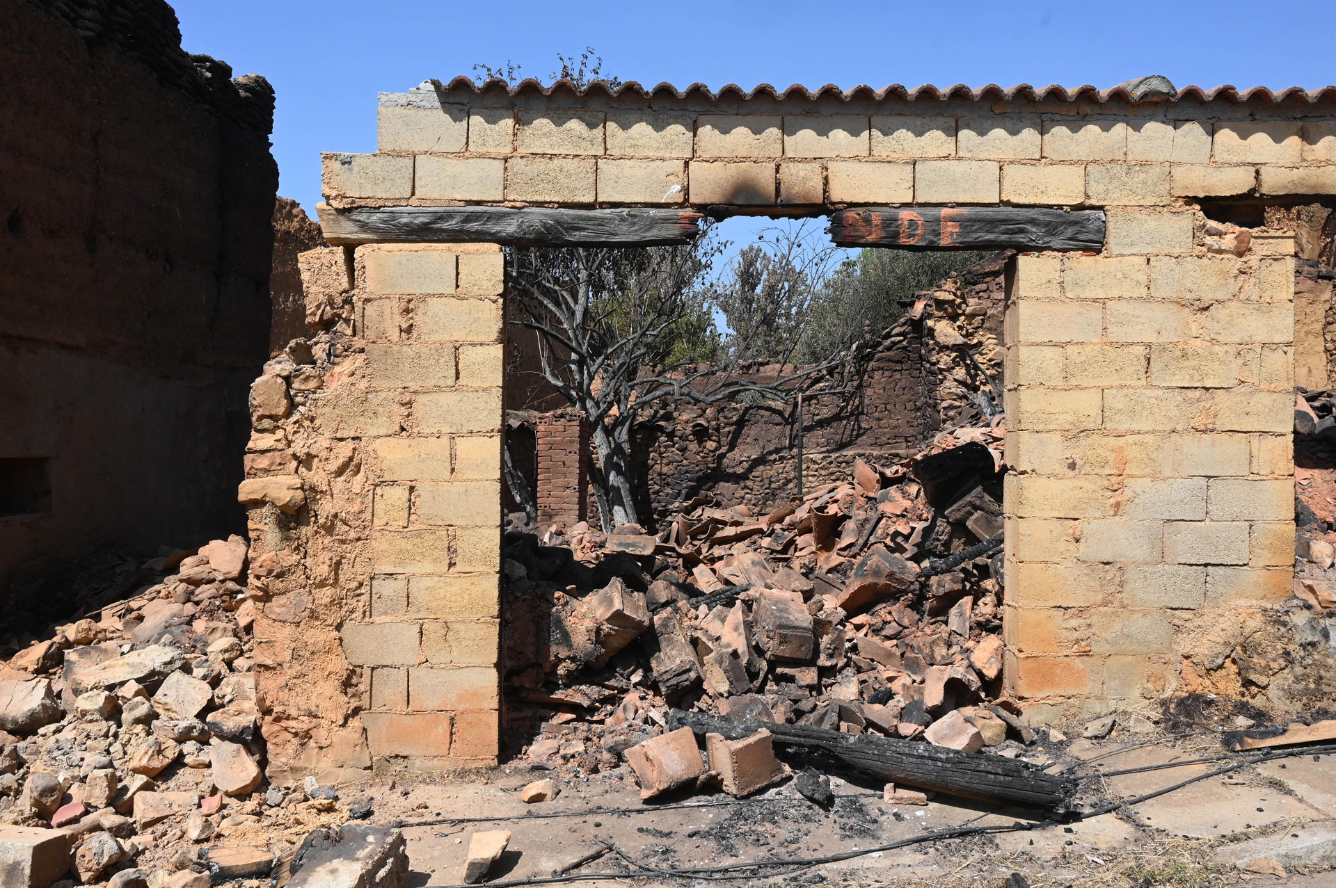 Casas afectadas este viernes, por el incendio en Palacios de Jamuz (León). Los incendios forestales en Castilla y León evolucionan favorablemente, si bien hay 21 activos - nueve de nivel 2 y siete de nivel 1 -, que mantienen a unas 4.000 personas desalojadas, entre los que preocupan el de Ourense, que ha pasado a Zamora por Castromil, y los ubicados en la zona norte de León, por las altas temperaturas, la baja humedad y las fuertes rachas de viento. EFE/ J.Casares
