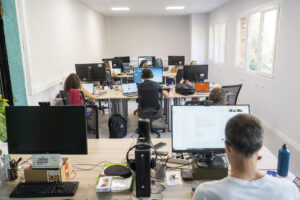 Nomadas digitales, gente que puede teletrabajar y compatibiliza el trabajo con el festival Sonorama 2025. El carácter familiar de Sonorama Ribera, el festival de música que hasta el próximo domingo se celebra en Aranda de Duero (Burgos), ha quedado de manifiesto una vez más en la segunda jornada de conciertos. Y no precisamente por lo reducido de su aforo, que fácilmente habrá llegado ya a los 30.000 asistentes, sino por un ambiente único que hace a todos los participantes sentirse como en casa y recorrer los distintos espacios del festival con una sonrisa en la boca, como si de un evento cercano se tratara.-EFE/ Paco Santamaría
