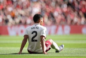 El jugador del Arsenal William Saliba no puede seguir por lesión el partido Liverpool FC - Arsenal FC, en Liverpool, Reino Unido. EFE/EPA/ADAM VAUGHAN