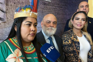 Fotografía de archivo de la ministra del Poder Popular para los Pueblos Indígenas de Venezuela, Clara Vidal (i), durante una visita a Ginebra (Suiza). EFE/Anisia Gil