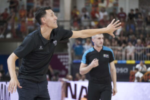 Fotografía de Nacho Izquierdo, en la que puede verse en una imagen de archivo del 19 de julio de 2024 al entrenador de la selección masculina de baloncesto de Argentina, Pablo Prigioni. EFE