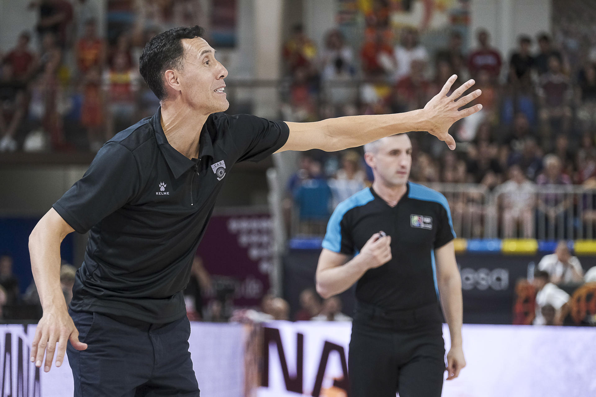 Fotografía de Nacho Izquierdo, en la que puede verse en una imagen de archivo del 19 de julio de 2024 al entrenador de la selección masculina de baloncesto de Argentina, Pablo Prigioni. EFE