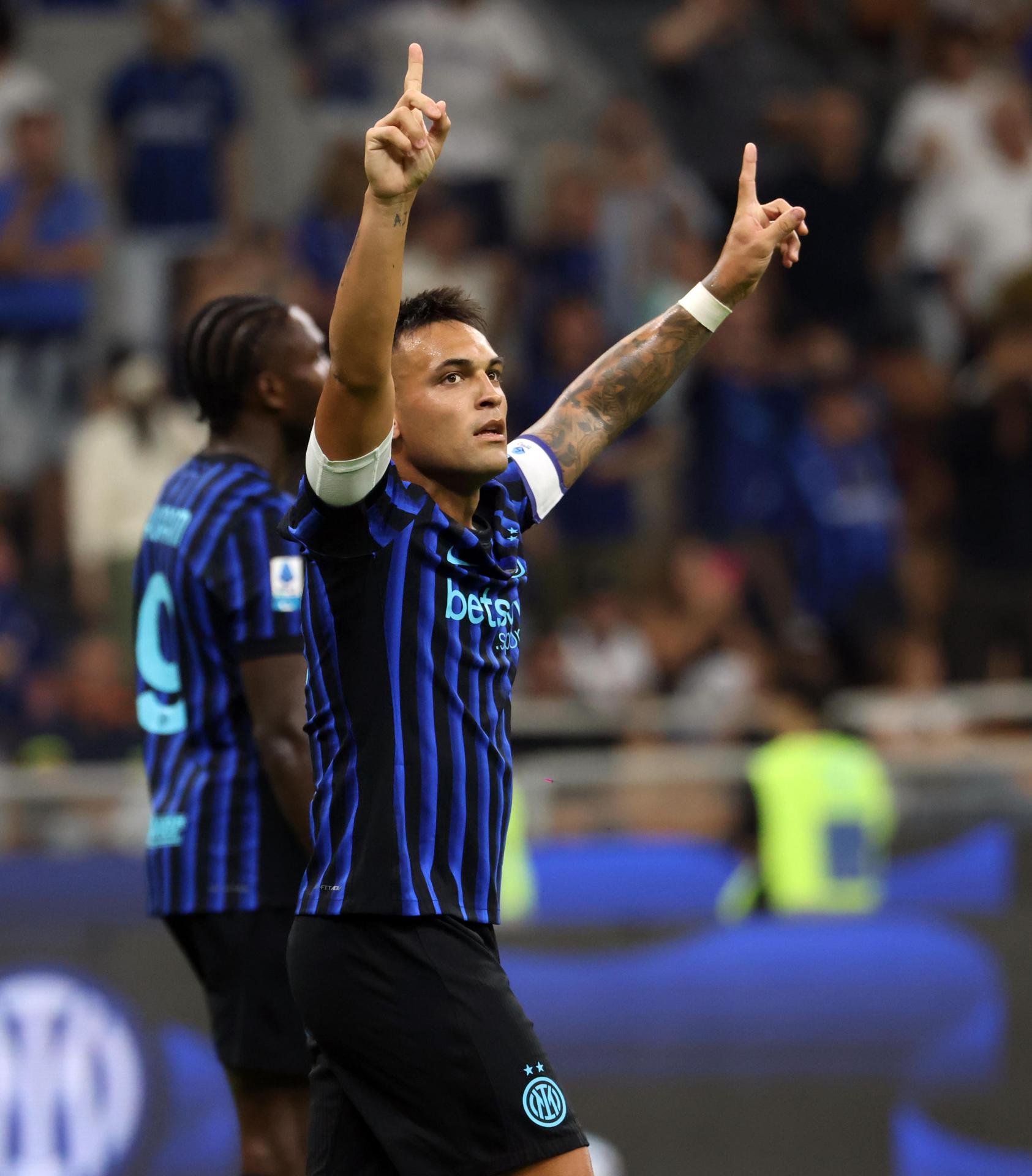 El jugador del Inter Milan Marcus Thuram (I) celebra con su compañero Lautaro Martinez el 4-0 durante el partido de la Serie A que han jugado Inter y Torino en Giuseppe Meazza stadium en Milan, Italia. EFE/EPA/MATTEO BAZZI
